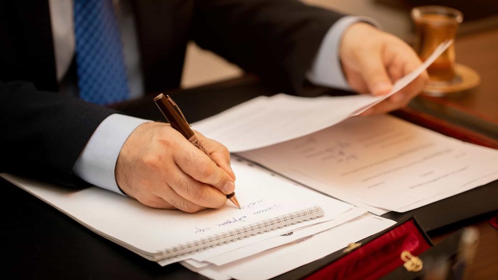 (title)% Become a District Judge